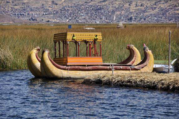 Canoa típica dos Uros, nas Islas Flotantes, no lago titicaca, perto de Puno, no Peru